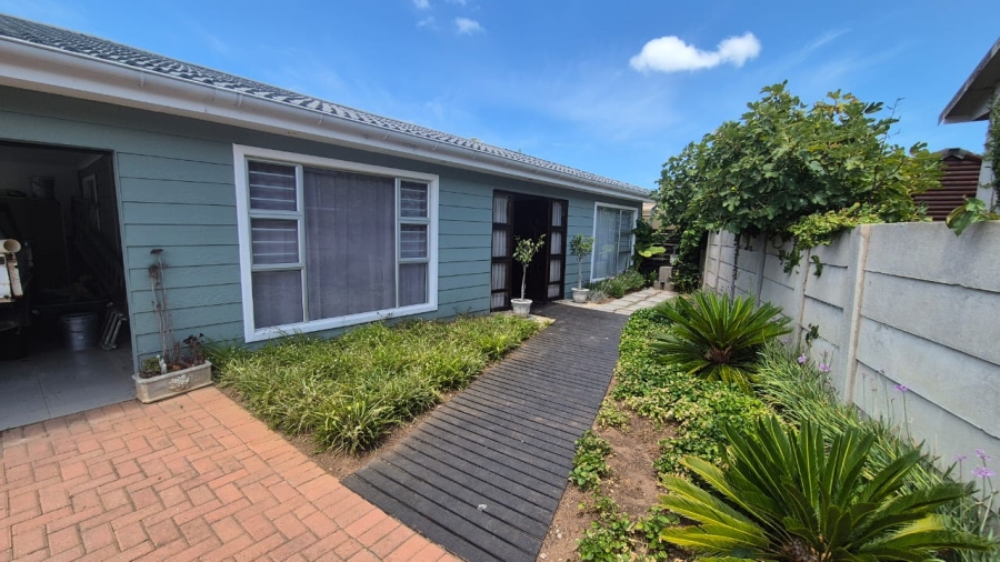 To Let 3 Bedroom Property for Rent in Aston Bay Eastern Cape